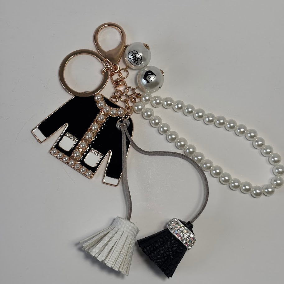 Luxury Pearl Charm Keychain – Black & White Elegant Bag Accessory