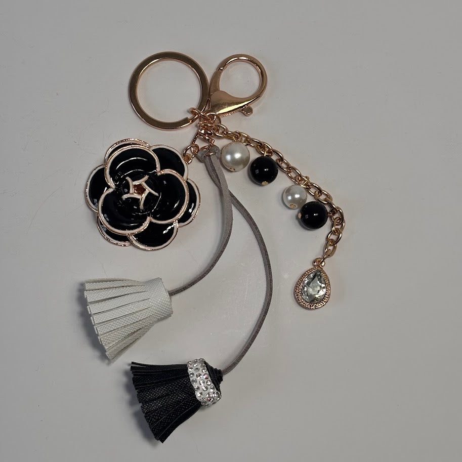 Luxury Pearl Charm Keychain – Black & White Elegant Bag Accessory
