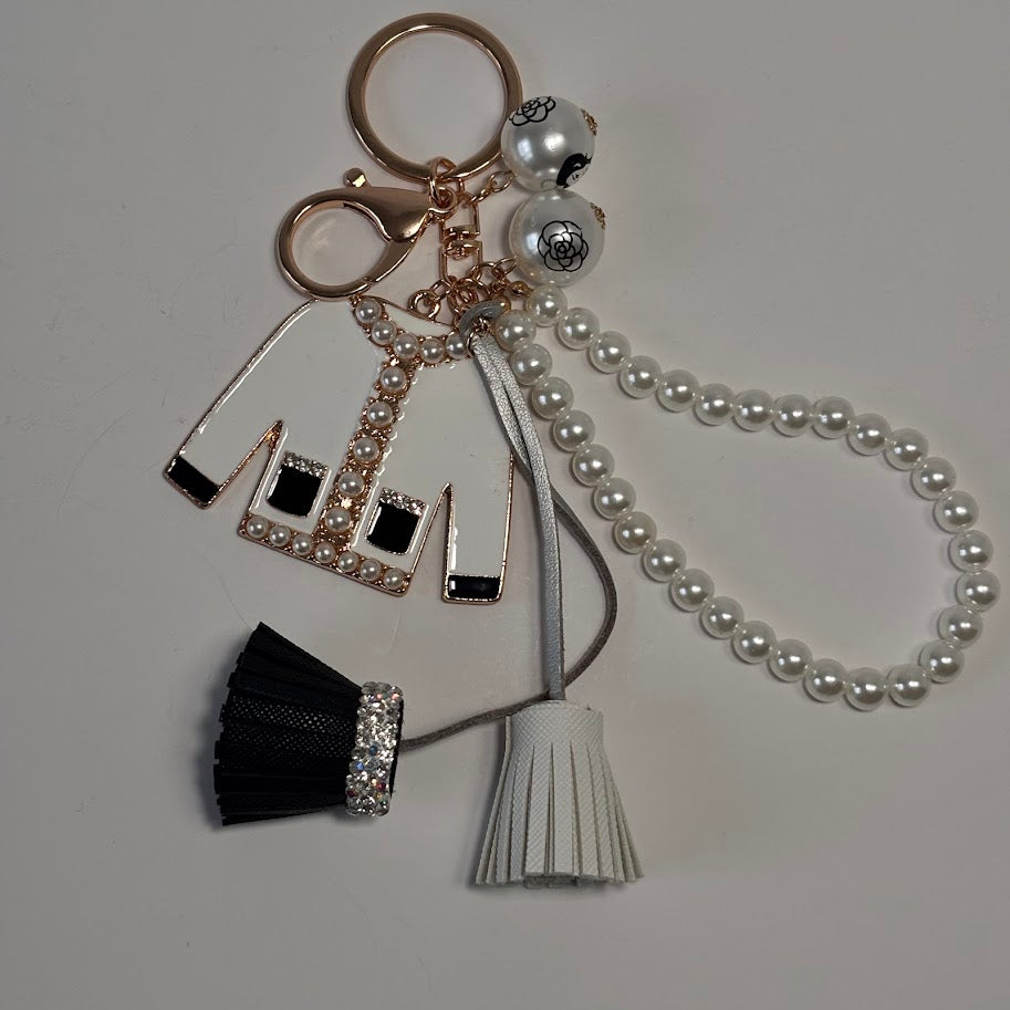 Luxury Pearl Charm Keychain – Black & White Elegant Bag Accessory